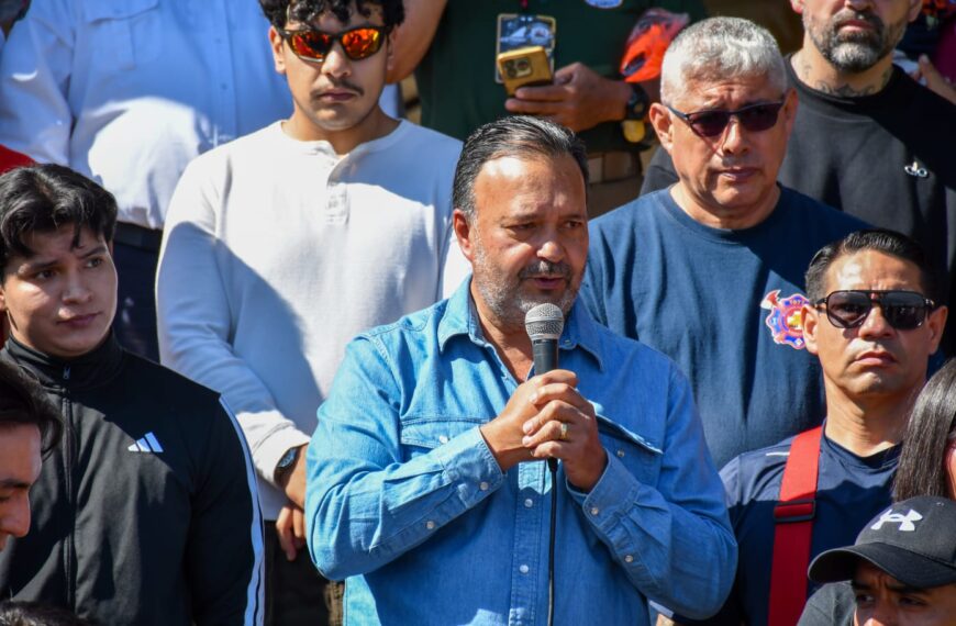Julio Arreola reconoce labor de bomberos durante el Reto Estribo 2026