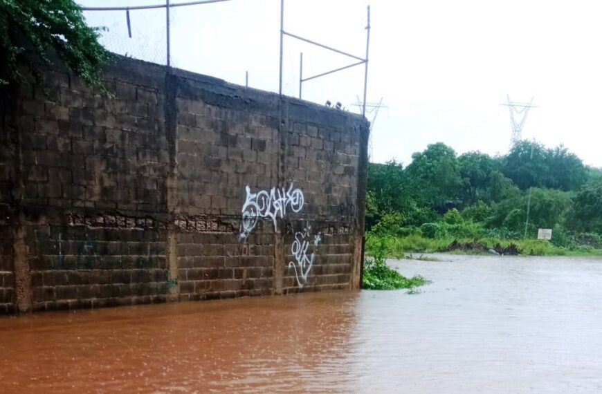 Lluvias de “Rachel” dejan inundaciones en Lázaro Cárdenas y obligan a suspender clases en siete municipios