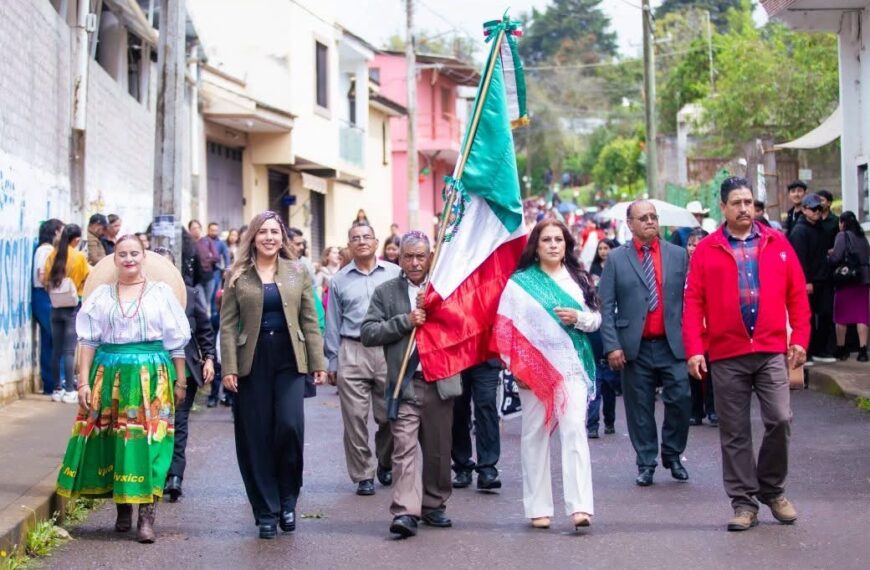 Dayana Pérez Mendoza acompaña a la comunidad escolar de Paramuén en desfile por el natalicio de José María Morelos